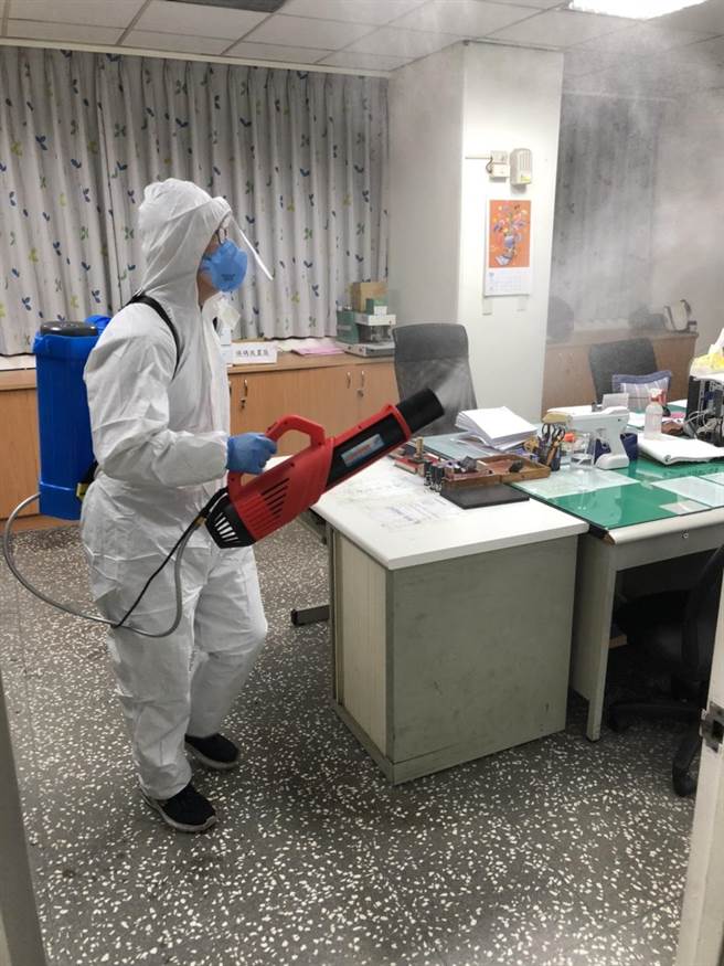 新北市土城警分局侦查队王姓姓侦查佐因与确诊友人接触，匡列居隔6日採检阳性，而他曾在3日与确诊友人到台北新儿童乐园游玩、共餐。（土城警分局提供）