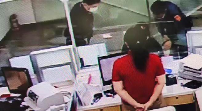 台东60岁单身的陈先生掉入诈骗集团网路交友陷阱，诈骗集团盗用网路美女照片，自称是加大拿女军医。（保七总队提供／蔡旻妤台东传真）