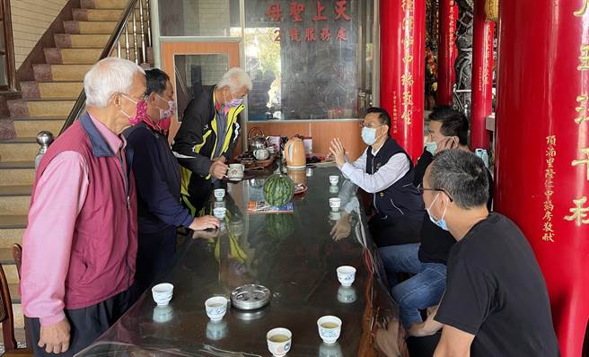 清水警分局长游永中，前往辖区各宫庙宣导各项防疫规定。（警方提供）