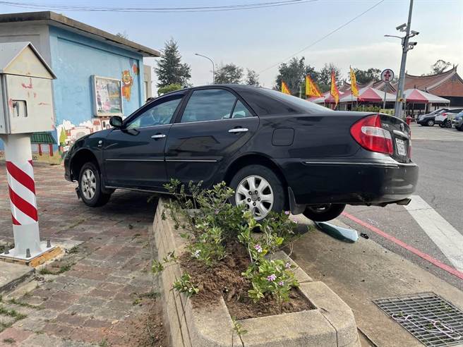 金门金寧乡盘山村公所旁路口今早发生2辆自小 客车相撞，其中1辆车还卡在盘山村公所旁花台。（警方提供）