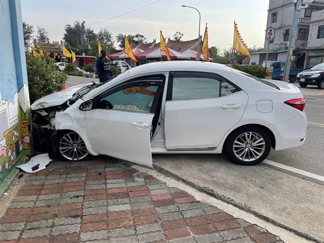 金门金寧乡盘山村公所旁路口今早发生2辆自小 客车相撞，双方车辆车头皆损坏。（警方提供）