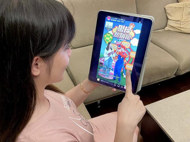 （momo富邦媒4月起推出全新周间网路带状节目《狠扫热销榜》，锁定繁忙上班族下班后的一小时，让网友一机掌握流行购物趋势。图／富邦媒提供）