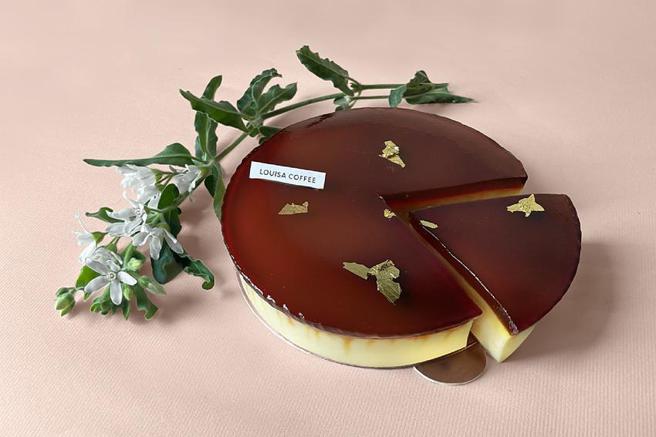 （路易莎母親節蛋糕「法式頂級輕乳酪焦糖布丁蛋糕」(6吋) 定價480元，預購優惠價450元。圖／路易莎咖啡提供）