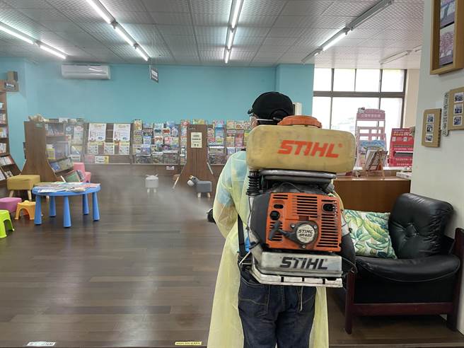 中正大學環安中心今天上午聯絡廠商到學校活動中心進行清消。（張亦惠攝）