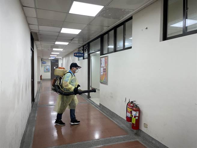 中正大學環安中心今天上午聯絡廠商到學校活動中心進行清消。（張亦惠攝）