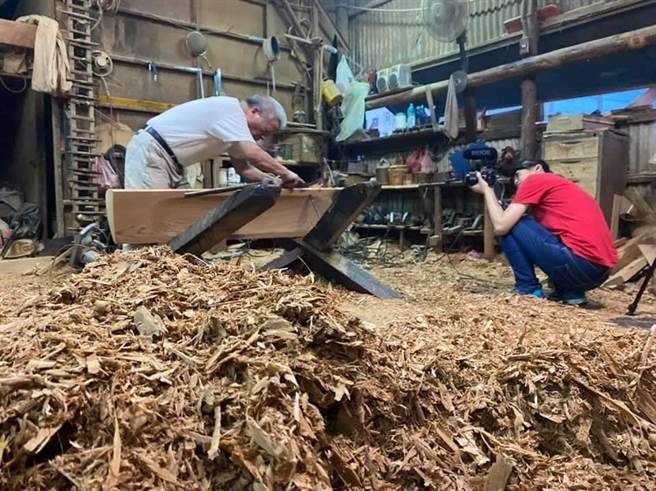 张淑华拍摄大园制棺师傅点滴，获得2021劳动金像奖长片组第3名。(张淑华提供)