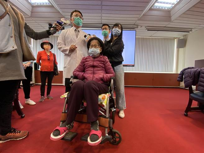 台中荣总完成人瑞级117岁奶奶高龄人工关节置换手术，重拾活动能力。（卢金足摄）