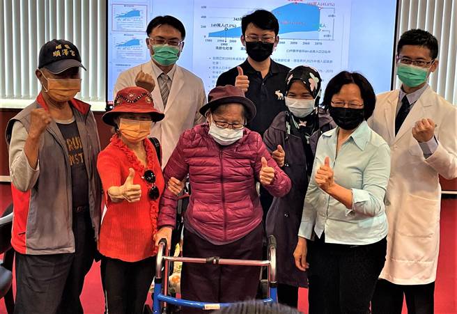 重拾健康的刘张奶奶今天在家人陪同下，到台中荣总向医疗团队表达感谢。（卢金足摄） 