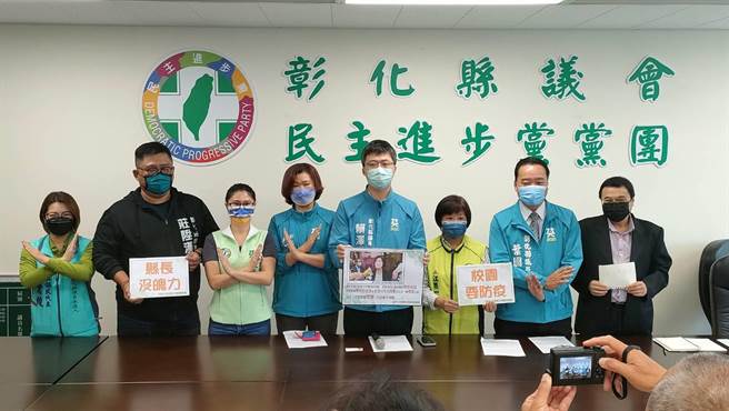 民進黨議員轟，把開放責任推給中央政府和學校，讓人懷疑防疫決心和魄力。（吳敏菁攝）