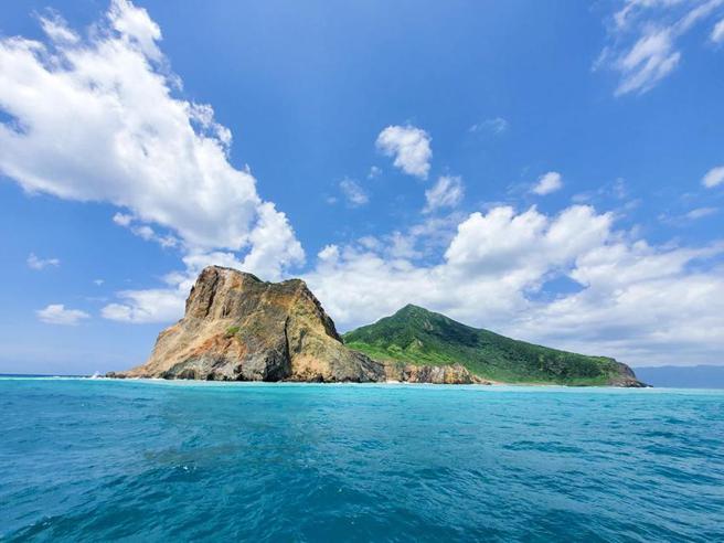 （雄獅旅遊推出初夏行程，重頭戲除搭船繞行龜山島，還能到秘境牛奶海盡情拍攝美照。圖／雄獅旅遊提供）