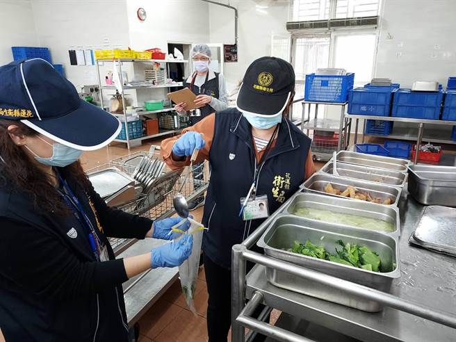 花莲县政府推动国中小免费营养午餐政策迄今已有10余年，为让师生吃得更健康、安全，计画9月新学期开始，将改以每周2次食用有机蔬菜及1次豆奶，并会在营养午餐菜色中，增加异国料理，提升学生国际视野。（花莲县政府提供／罗亦晽花莲传真）