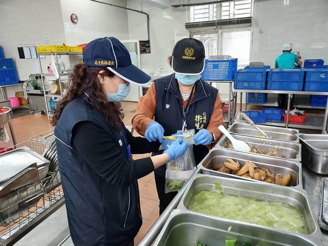 花莲县政府推动国中小免费营养午餐政策迄今已有10余年，为让师生吃得更健康、安全，计画9月新学期开始，将改以每周2次食用有机蔬菜及1次豆奶，并会在营养午餐菜色中，增加异国料理，提升学生国际视野。（花莲县政府提供／罗亦晽花莲传真）