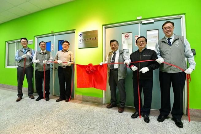 （图左至右，大电力智慧能源试验处副处长张庭纲、大电力总经理刘运鸿、大电力董事杨伟甫、大电力董事长郭芳楠、台电副总经理张忠良、大电力副总经理吴先锋等人主持大电力中心设智慧能源试验处揭牌仪式。图／业者提供）