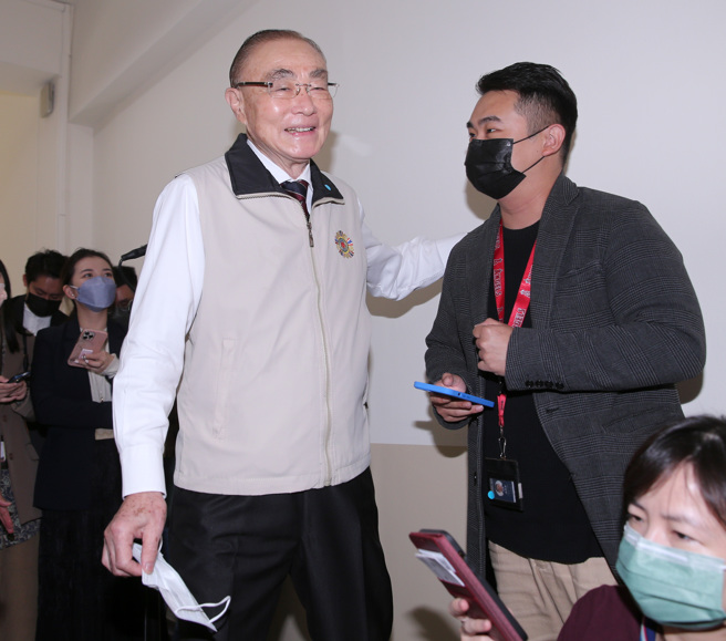 退辅会主委冯世宽（左）7日赴立法院，媒体询问若大陆攻打台湾，美国是否会介入制裁？冯世宽听闻后，拍拍记者的肩膀笑回「你应该去问拜登。」（黄世麒摄）