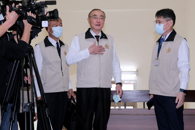 年初时因心臟问题住院的退辅会主委冯世宽（中）7日赴立法院报告并备询，冯缓步爬楼梯上3楼，先是脱下口罩喘气，接着转身手扶栏杆休息，笑回要媒体「放过我啦！」（黄世麒摄）