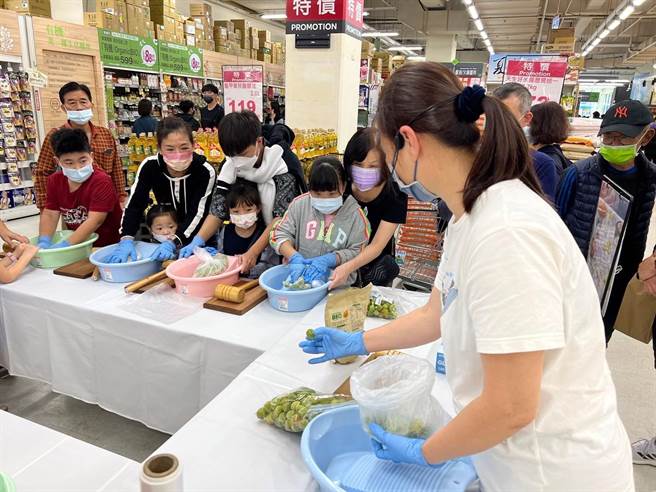 高雄市政府农业局与家乐福量贩店合作，于全台家乐福举办70场次的青梅DIY活动，让民眾学习腌梅并品尝自己酿制的脆梅、梅醋或梅酒。（高雄市农业局提供／林雅惠传真）