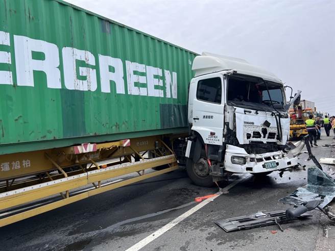 西滨快速道路南下175公里鹿港段，拖板车和两辆大型货柜车，3车连环大追撞，最后一部大货柜当场折甘蔗。（彰化县消防局提供／吴敏菁彰化传真）