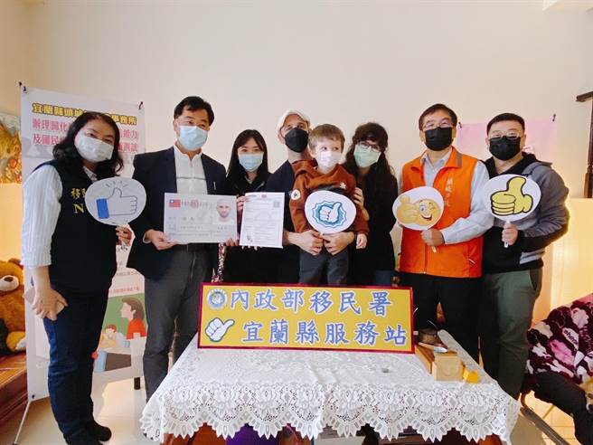 出生阿根廷的拉普拉塔乡的音乐家马丁（中间），在满40岁的这年，顺利归化中华民国国籍，一圆成为台湾人的梦想，开心说「这是最棒的生日礼物」。（内政部移民署宜兰县服务站提供／吴佩蓉宜兰传真）