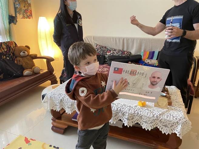 马丁满4岁的儿子开心拿着爸爸的身分证玩耍。（内政部移民署宜兰县服务站提供／吴佩蓉宜兰传真）