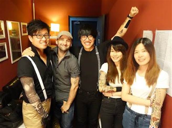 马丁2011年11月在台湾开始从事演艺、编曲及作曲，两夫妻深深爱上台湾，在2014年创立「三六九零音乐有限公司」，继续做自己喜欢的事情。（内政部移民署宜兰县服务站提供／吴佩蓉宜兰传真）