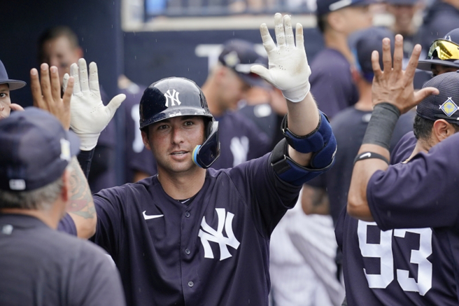 洋基捕手Kyle Higashioka与队友庆贺全垒打。（美联社）