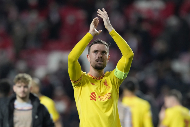 利物浦Jordan Henderson对观眾鼓掌。（美联社）