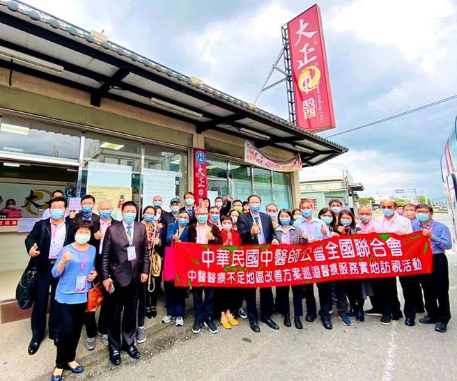 （中醫巡迴醫療自民國92年起開辦至今，已逾20年，開辦至今已服務「醫療資源不足地區」民眾超過231萬人次。圖／中華民國中醫師公會全國聯合會提供）