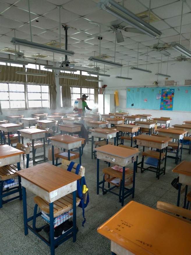 虎尾鎮公所清潔隊員到揚子中學清消。（校方提供）