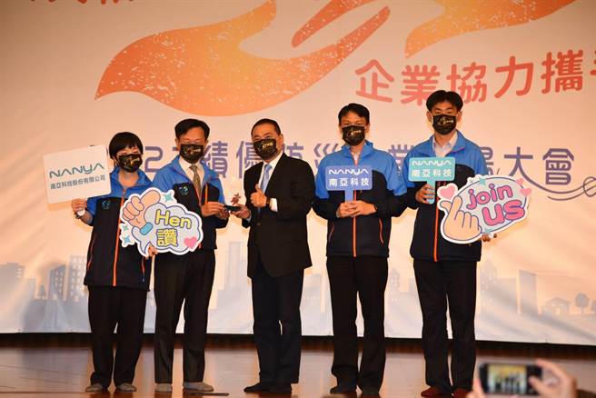 新北市侯友宜市长今（7日）出席「薪火相传齐防灾，企业协力携手行-2022绩优防灾企业表扬大会」。（消防局提供）