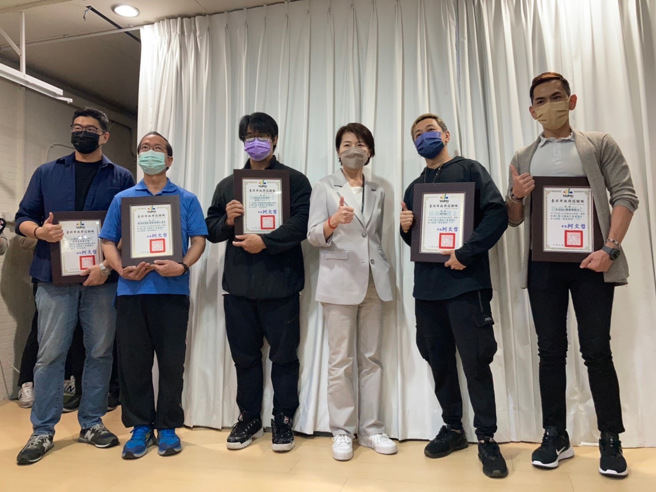台湾多元艺术空间青年发展联合会（以下称艺青会）以及西门徒步区街区发展促进会发起「警消医护专属优惠方案」，由业者提供每天14小时健身房供警消医护同仁免费使用。(戴志扬翻摄)