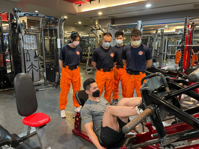 台湾多元艺术空间青年发展联合会（以下称艺青会）以及西门徒步区街区发展促进会发起「警消医护专属优惠方案」，由业者提供每天14小时健身房供警消医护同仁免费使用。(戴志扬翻摄)