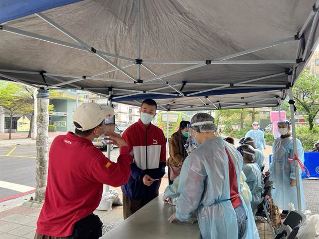 基隆安樂區民眾前往發放點領取快篩試劑。（基隆市政府提供／陳敬哲基隆傳真）