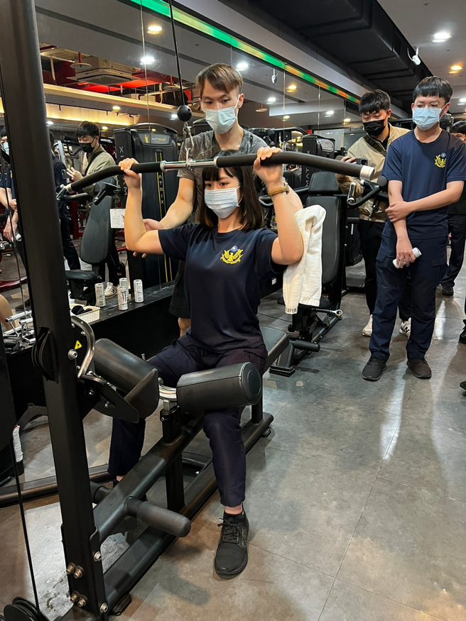 台湾多元艺术空间青年发展联合会（以下称艺青会）以及西门徒步区街区发展促进会发起「警消医护专属优惠方案」，由业者提供每天14小时健身房供警消医护同仁免费使用。(戴志扬翻摄)