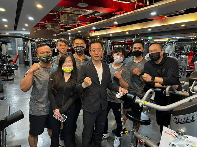 台湾多元艺术空间青年发展联合会（以下称艺青会）以及西门徒步区街区发展促进会发起「警消医护专属优惠方案」，由业者提供每天14小时健身房供警消医护同仁免费使用。(戴志扬翻摄)