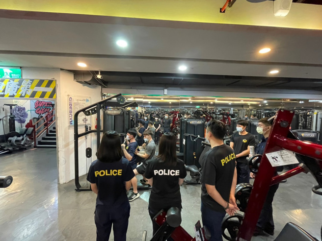 台湾多元艺术空间青年发展联合会（以下称艺青会）以及西门徒步区街区发展促进会发起「警消医护专属优惠方案」，由业者提供每天14小时健身房供警消医护同仁免费使用。(戴志扬翻摄)