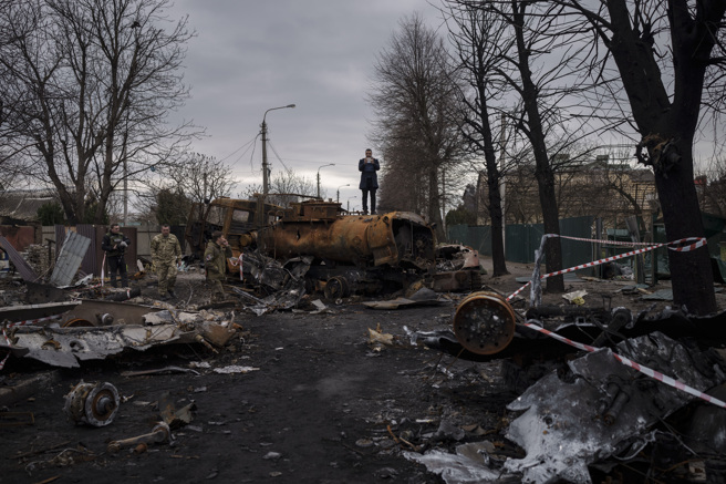 布查鎮近日在俄軍撤離後發現上百具穿著平民服裝的屍首，引發國際對俄軍屠殺平民的指控。(圖／美聯社)
