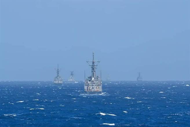 5艘軍艦在海上編隊航行的壯觀場景。(圖/中華民國海軍臉書)