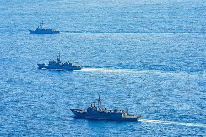 海軍軍艦在海上編隊航行。(圖/中華民國海軍臉書)