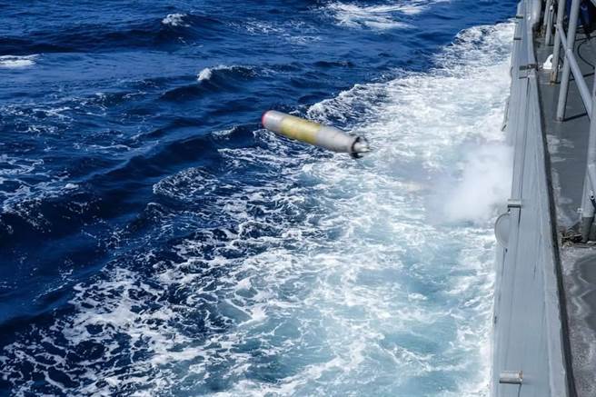 魚雷發射。(圖/中華民國海軍臉書)