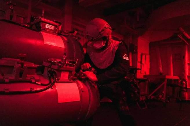 魚雷裝載。(圖/中華民國海軍臉書)