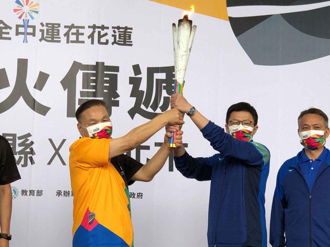 本次由新北市政府张其强副秘书长代表迎接大会圣火，并从花莲县顏新章副县长手中接过圣火主火。