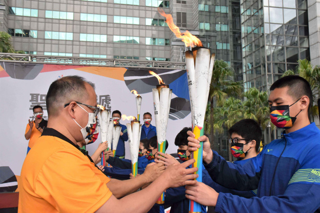 本次全中运创新徵招在新北打拼的花莲乡亲报名民眾火炬手，特别邀请到HBL强权淡水商工2名、南山高中1名、能仁家商2名共5名来自花莲的学生选手担任，象徵花莲与新北在地连结。