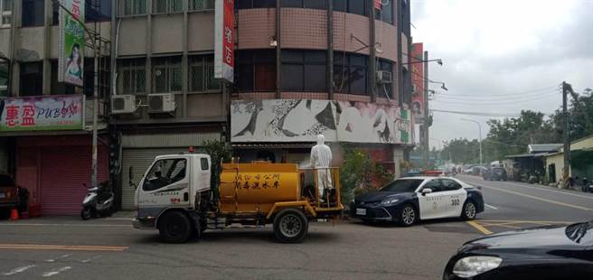 头份市银河路芙蓉越南小吃店传出老板娘确诊，头份市清洁队赶往清消。（苗栗县政府提供／谢明俊苗栗传真）