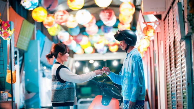 龙华科大互动科技与多媒体专班与客家电视、可米传媒合作，协助制作《船到桥头不会直》精致戏剧。（照片由客家电视提供）