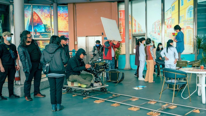 龙华学子透过实务流程与业界协同教学，深入了解产业最前线。（照片由客家电视提供）