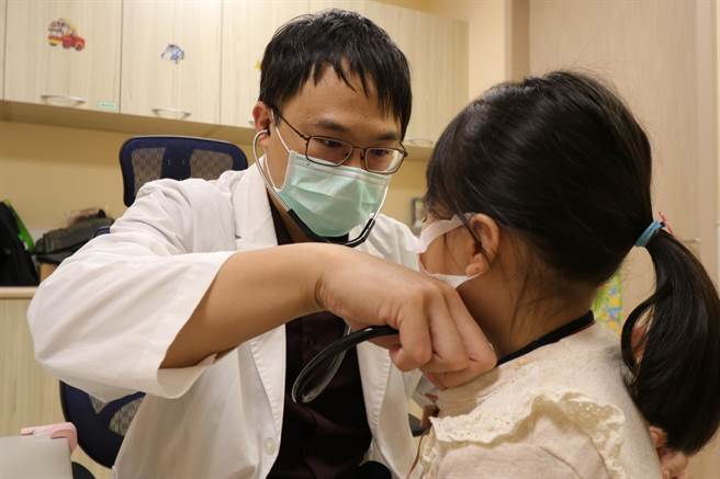 亚洲大学附属医院儿科医师陈剑韬提醒家长，造成儿童发烧以及长红疹原因很多。（亚洲大学附属医院提供／卢金足台中传真） 