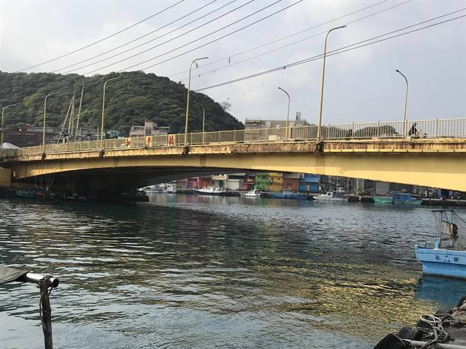 基隆市政府發放汽車通行證，解決和平島塞車問題。（陳彩玲攝）