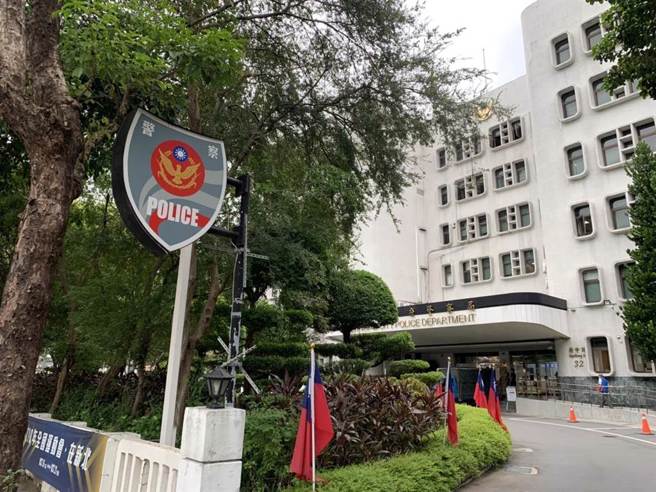 涉嫌偷拍新北麵店老板娘的何姓男子昨至警局到案说明。（王扬杰摄）