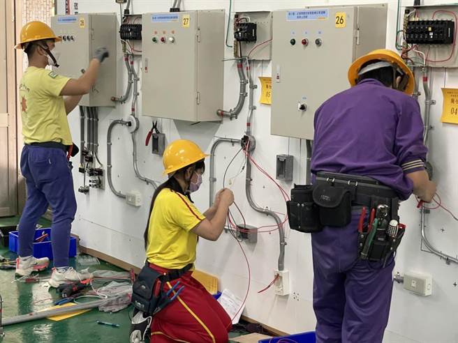 桃园国中技艺竞赛室内配线赛事7日在治平高中登场。(吕筱蝉摄)