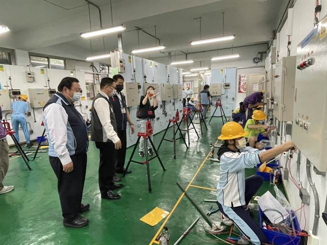 桃园国中技艺竞赛室内配线赛事7日在治平高中登场。(吕筱蝉摄)